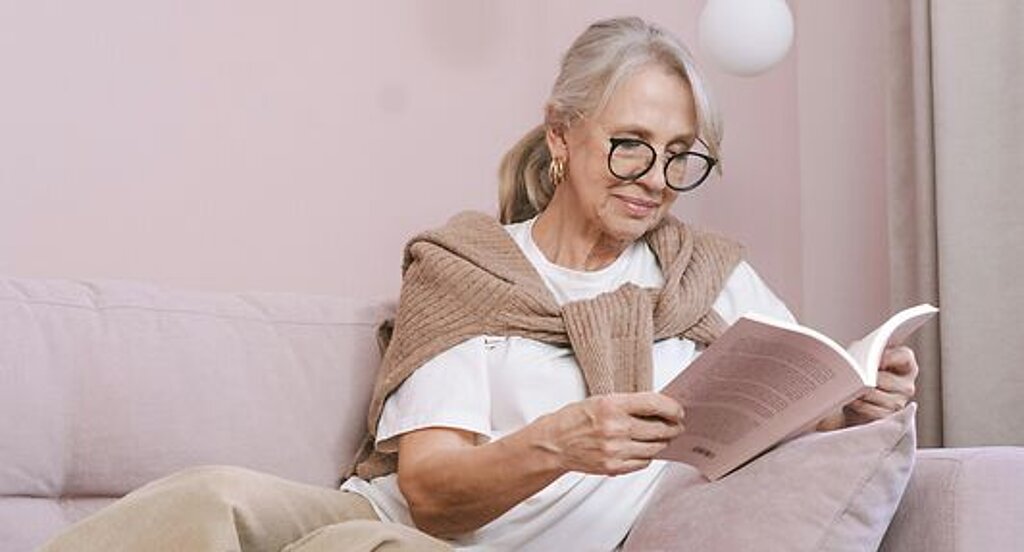 Frau ließt ein Buch