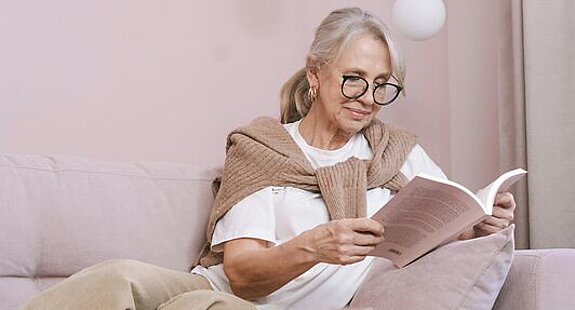 Frau ließt ein Buch